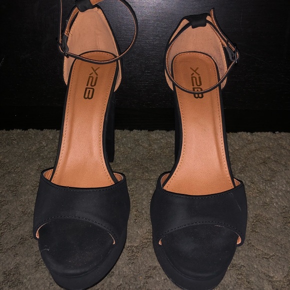 Black heels - Picture 2 of 3